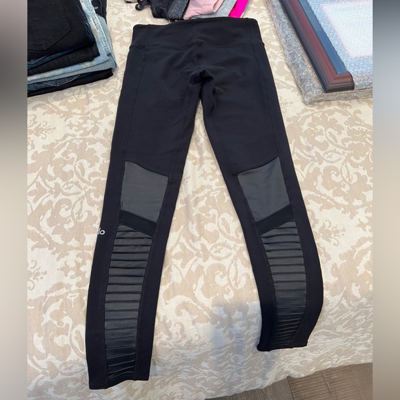 ALO Yoga Best Selling Black Motto Leggings - Picture 6 of 6